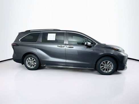 Used 2025 Toyota Sienna XLE FWD image 11
