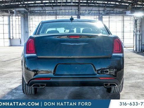 Used 2022 Chrysler 300 Touring w/ Sport Appearance Package image 29