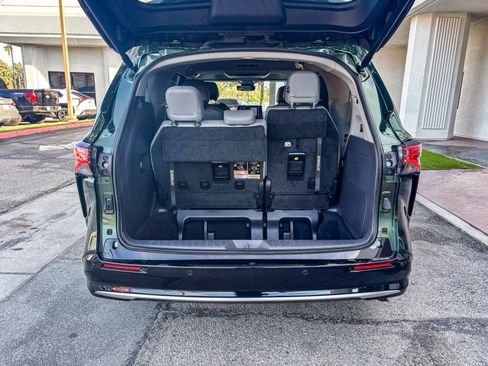 Used 2024 Toyota Sienna Limited image 13