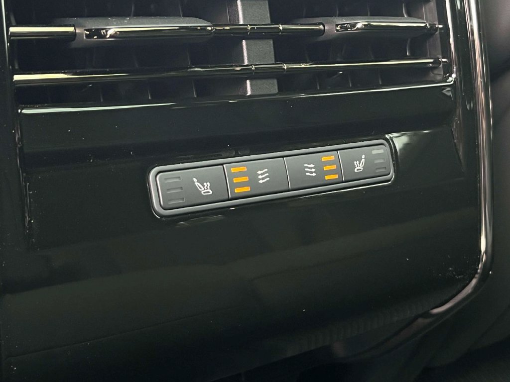 Used 2025 Land Rover Range Rover Sport SE AWD/4WD image 17