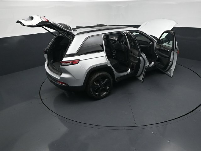 New 2026 Jeep Grand Cherokee Limited w/ Limited Altitude Package AWD/4WD image 30