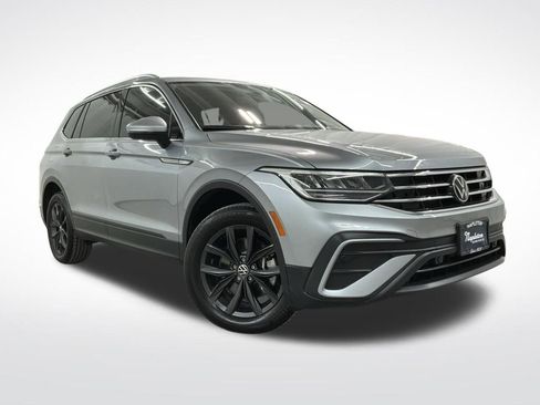 Used 2024 Volkswagen Tiguan SE w/ Panoramic Sunroof Package image 4