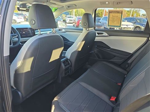 Used 2025 Volkswagen Taos SE w/ Panoramic Sunroof Package image 10
