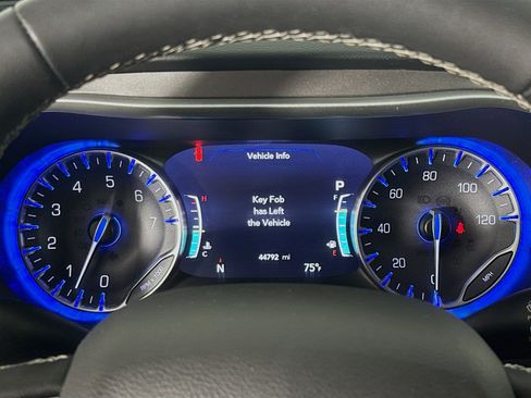 Used 2024 Chrysler Pacifica Touring-L FWD image 16