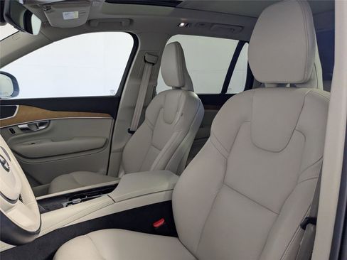 Used 2022 Volvo XC90 T6 Momentum w/ Advanced Package image 12