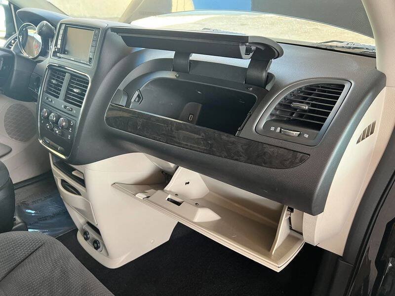Used 2018 Dodge Grand Caravan SE w/ UConnect Hands-Free Group FWD image 26