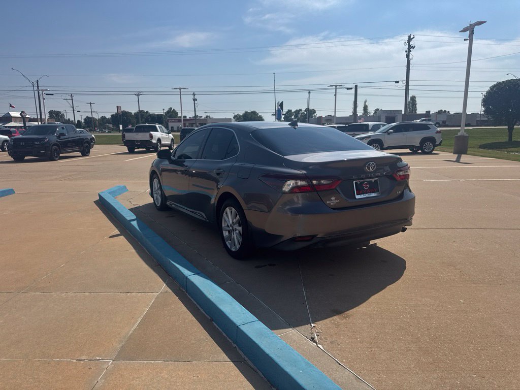Used 2022 Toyota Camry LE FWD image 5