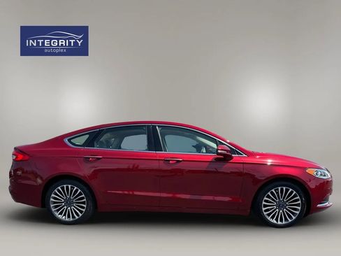 Used 2018 Ford Fusion SE w/ Fusion SE Technology Package FWD image 2