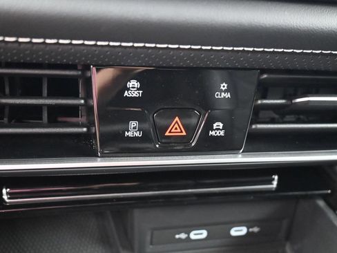 Used 2024 Volkswagen Atlas SE AWD/4WD image 23