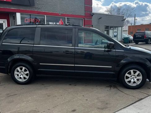 Used 2010 Chrysler Town & Country Touring Plus image 3