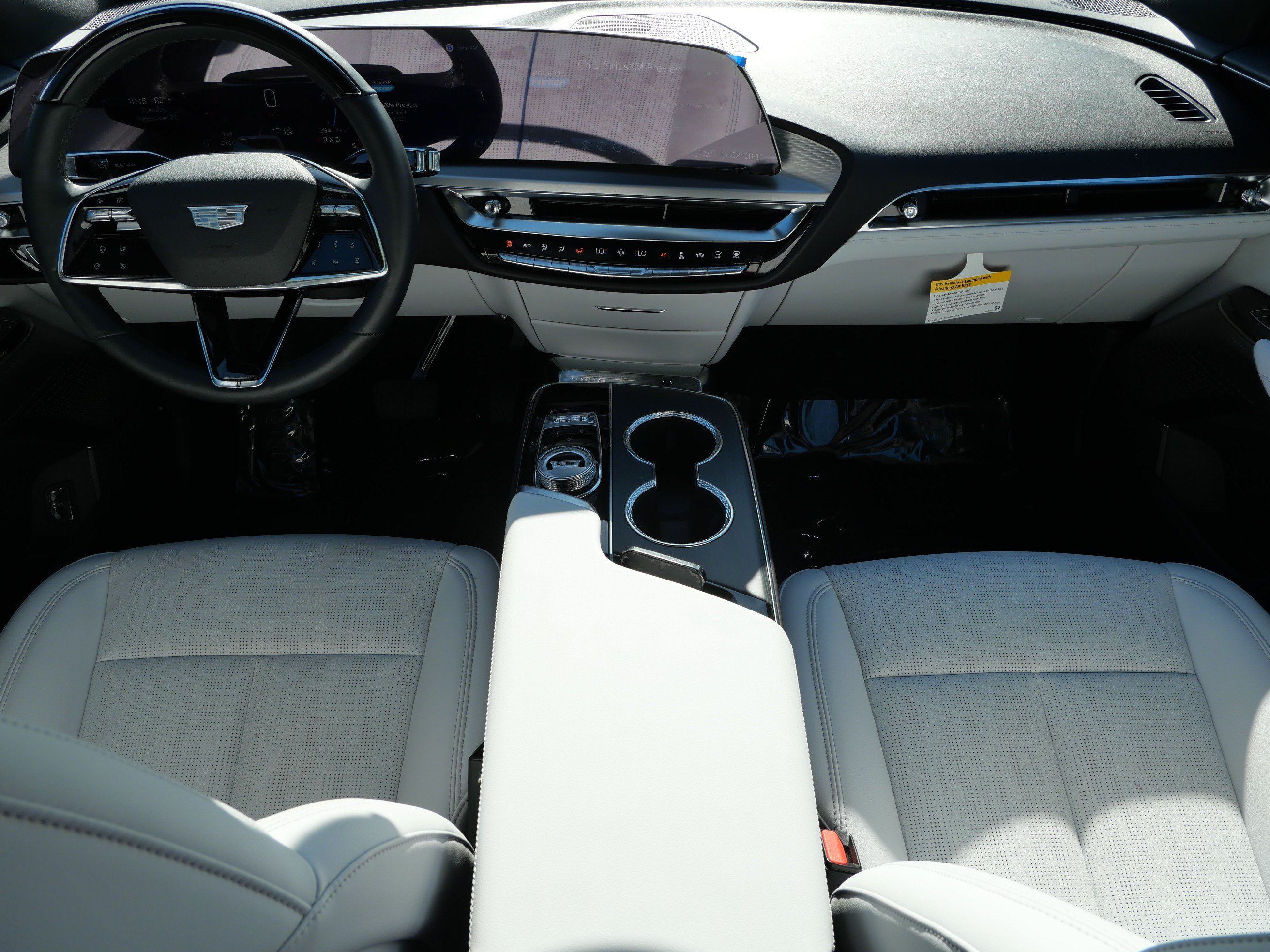 Used 2026 Cadillac Lyriq Luxury w/ LPO, Floor Liner Package AWD/4WD image 8