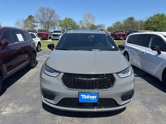 Used 2025 Chrysler Pacifica Limited video 2