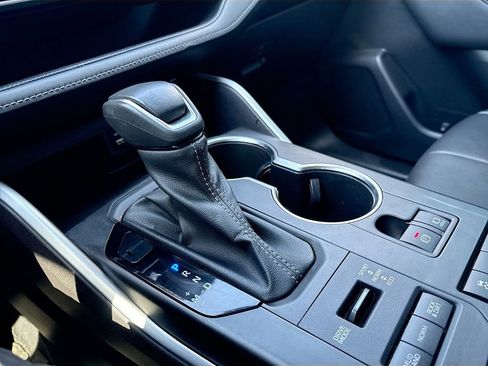 Used 2022 Toyota Highlander XLE image 16