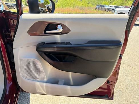 Used 2021 Chrysler Voyager Lxi image 14