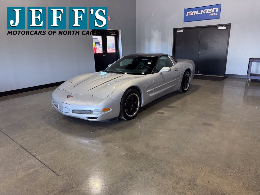 Used 2002 Chevrolet Corvette Coupe RWD image 1