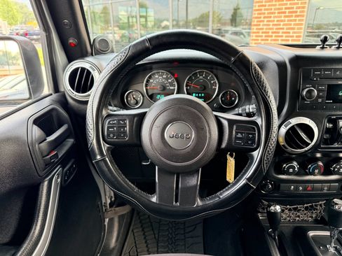 Used 2013 Jeep Wrangler Unlimited Rubicon w/ Connectivity Group AWD/4WD image 12