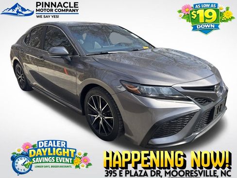 Used 2022 Toyota Camry SE image 1