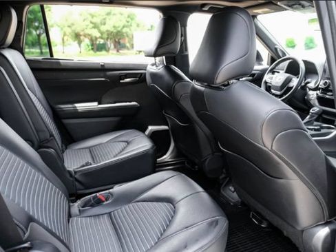 Used 2023 Toyota Highlander XSE FWD image 11