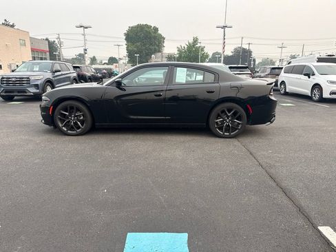 Used 2022 Dodge Charger SXT w/ Blacktop Package RWD image 2