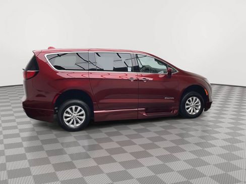 Used 2018 Chrysler Pacifica Touring Plus FWD image 35