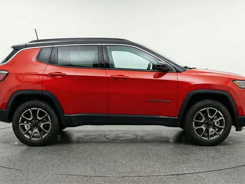 Used 2025 Jeep Compass Trailhawk AWD/4WD image 11