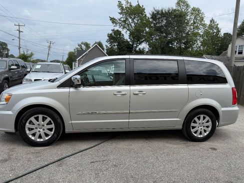 Used 2012 Chrysler Town & Country Touring-L w/ Entertainment Group #2 FWD image 5