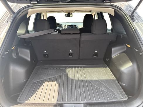 Used 2022 Jeep Cherokee Latitude w/ Comfort Safety Group image 18