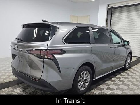 Used 2026 Toyota Sienna LE FWD image 2