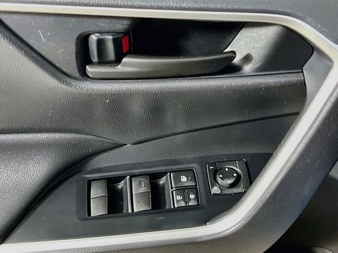 Used 2019 Toyota RAV4 LE FWD image 16