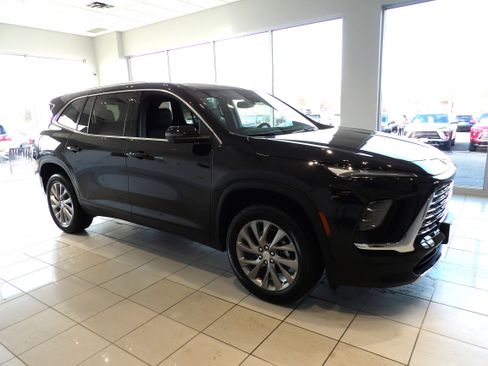 Used 2025 Buick Enclave Preferred image 3