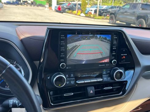 Used 2021 Toyota Highlander XLE AWD/4WD image 26
