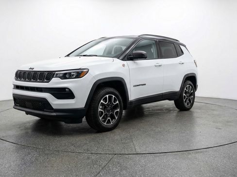Used 2025 Jeep Compass Trailhawk image 3