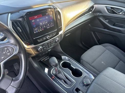 Used 2022 Chevrolet Traverse LT FWD image 32