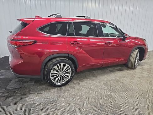 Used 2021 Toyota Highlander Platinum image 3