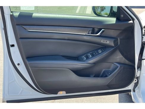 Used 2018 Honda Accord Touring image 11