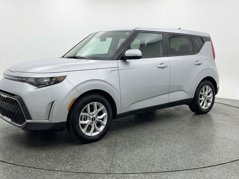 Used 2025 Kia Soul LX w/ LX Technology Package FWD image 3