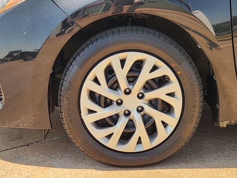 Used 2017 Toyota Corolla LE FWD image 8