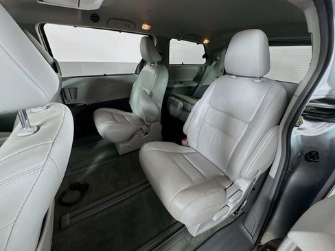 Used 2017 Toyota Sienna XLE Premium AWD/4WD image 18