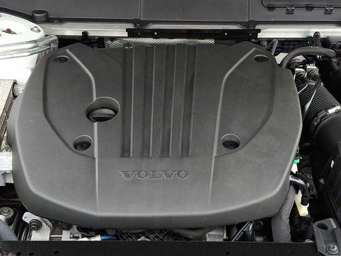 Used 2022 Volvo XC60 B5 Momentum image 30