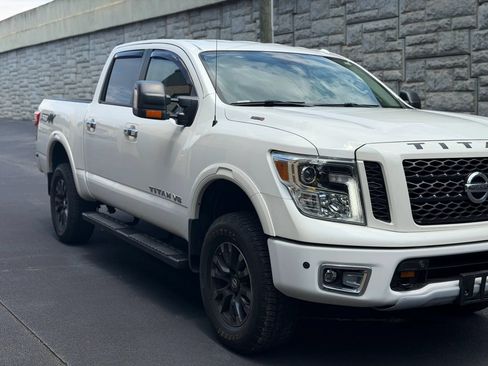 Used 2018 Nissan Titan PRO-4X w/ Pro-4x Convenience Package AWD/4WD image 40