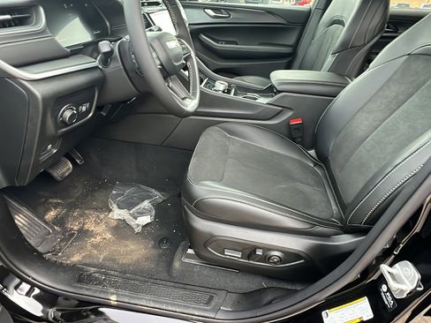 New 2025 Jeep Grand Cherokee L Laredo image 16