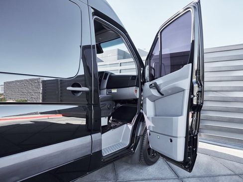 Used 2018 Mercedes-Benz Sprinter 2500 image 30