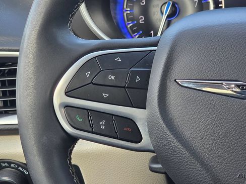 Used 2024 Chrysler Pacifica Touring-L FWD image 17