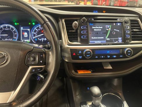 Used 2019 Toyota Highlander XLE FWD image 15