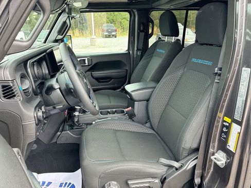 Used 2025 Jeep Wrangler Unlimited Rubicon 4xe w/ Convenience Group AWD/4WD image 18