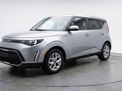 Used 2025 Kia Soul LX w/ LX Technology Package FWD image 3