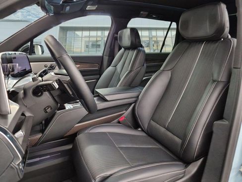 Certified 2026 Cadillac Vistiq Premium Luxury AWD/4WD image 9