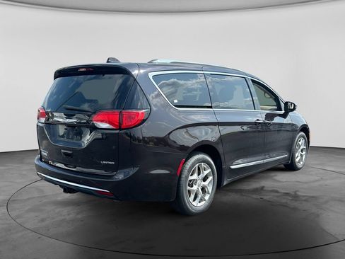 Used 2017 Chrysler Pacifica Limited w/ UConnect Theater Package FWD image 9