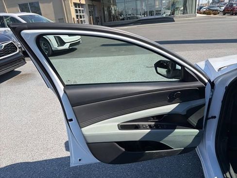 Certified 2025 Hyundai Elantra Limited image 12