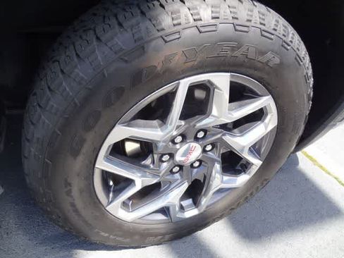 Used 2022 GMC Sierra 1500 SLT AWD/4WD image 17